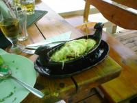 fot.Artek - typowe bułgarskie danie - gondola (mieso,frytki,jako i ser)