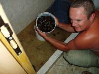 fot.Artek - Bulec czyści wyłowione przez nas małże, usmażyliśmy je na kolecje... 