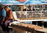 fot.Artek(Canon) - tubylec sprzedaje morskie pamiątki