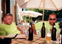 fot.Artek(Canon) - Piwo podczas jazdy...czemu nie ...w Bułgarii nie dmucha się w alkomat..wystarczy, że kierowca się nie przewra