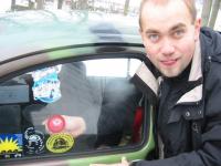 Matys z językiem przy plamce... naklejanie zlotowej naklejki:P