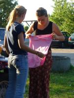 fot.Ewelinka Przygoda - Sprawdzanie jakości sukienek dla missek