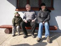 na ławece pod domkiem...