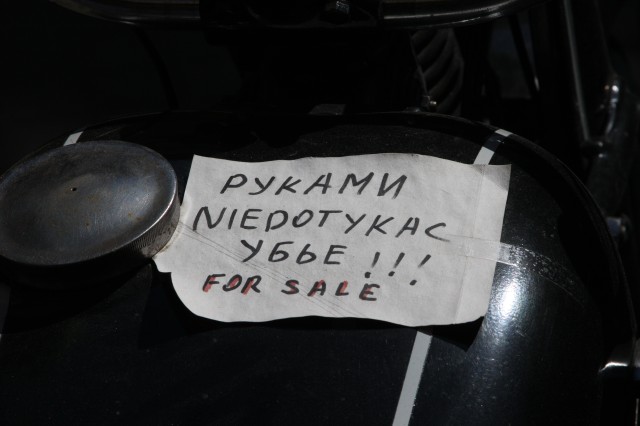 po rusku "nie dotykac", a po angielsku "na sprzedaż" ;-))))