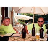 fot.Artek(Canon) - Piwo podczas jazdy...czemu nie ...w Bułgarii nie dmucha się w alkomat..wystarczy, że kierowca się nie przewra