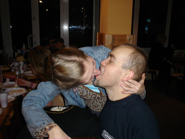 A. gryzie w nos E.