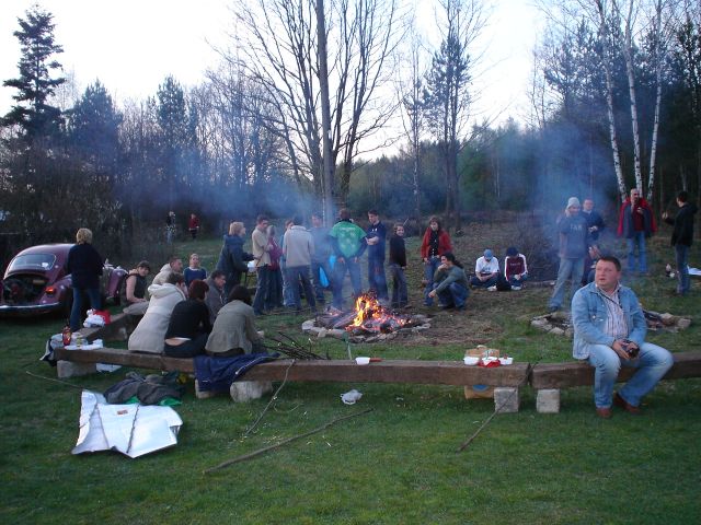 płonie ognisko w lesie