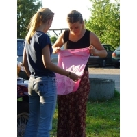 fot.Ewelinka Przygoda - Sprawdzanie jakości sukienek dla missek